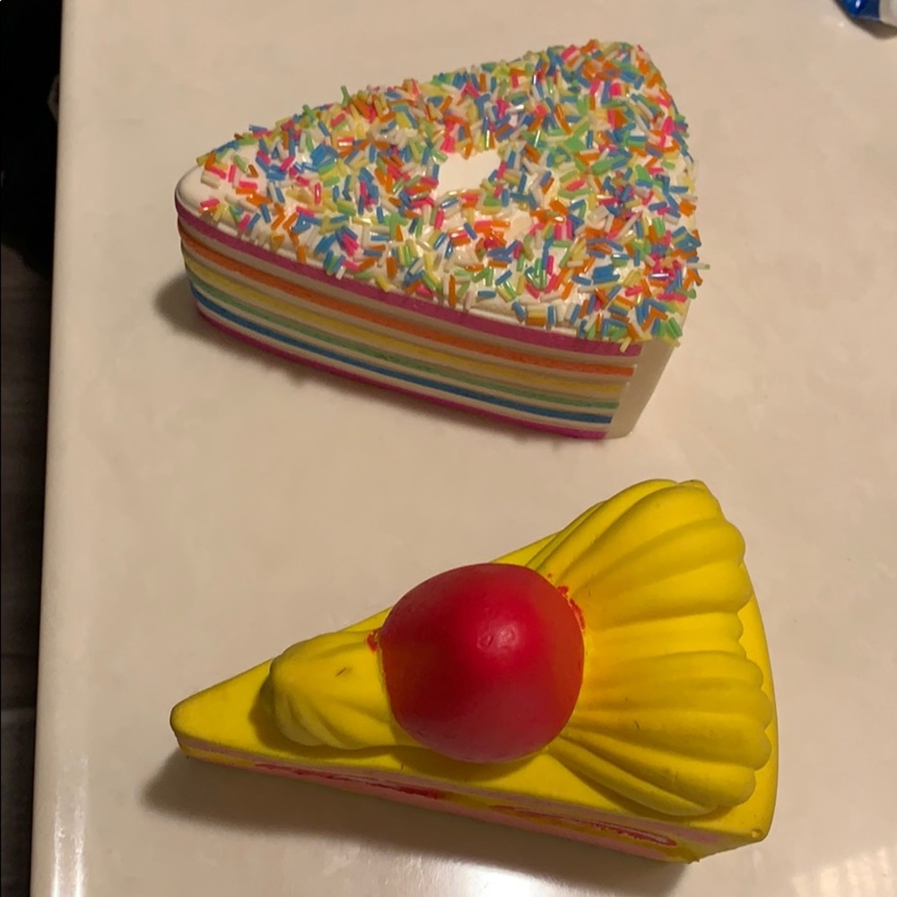 2 pieces of 🍰 squishies